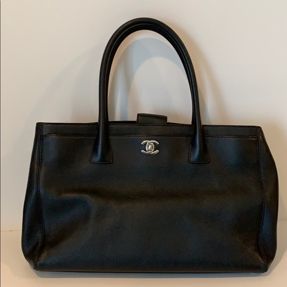 Authentic CHANEL black leather tote - Picture 2 of 8
